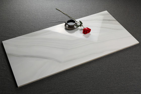 Tuile italienne de porcelaine polie par Carrare de conception, tuile de marbre mate de porcelaine gris-clair